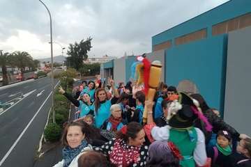 La  carroza anunciadora del Carnaval recorrió este miércoles el centro de la ciudad (Foto TA)